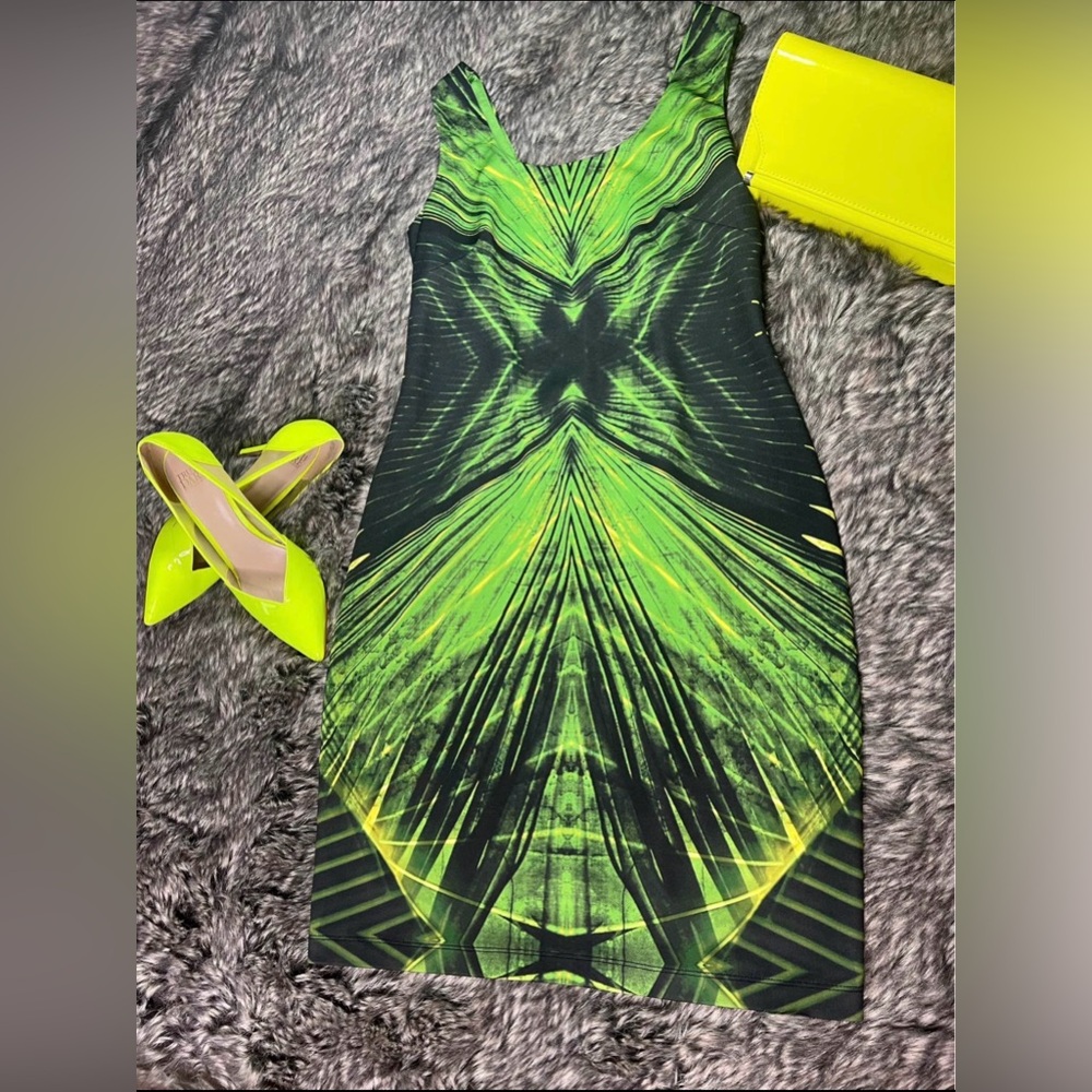Muse Vibrant Green and Black Midi Dress